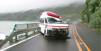 高波を受け破壊された湯河原の救急車