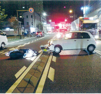 市内で発生した二輪車と乗用車の衝突事故＝小田原警察署提供