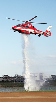 上空から消火するヘリコプター
