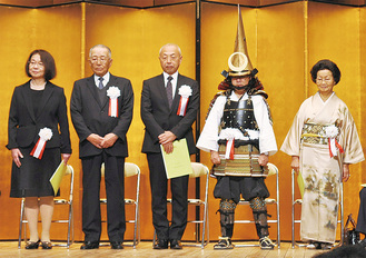 （左から）故 大川良則夫人・友子さん、杉崎勲さん、露木清勝さん、北條手作り甲冑隊・森田信宏さん、三谷弘子さん