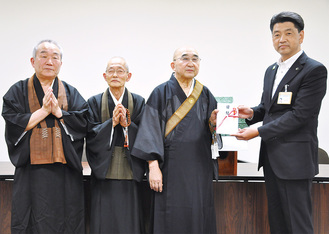〈上〉贈呈式の様子（右から）加藤市長、三宅会長、三浦会長、牧田顧問　　〈下〉寄贈された品