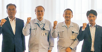 小田原工場を訪問した吹石監督（左端）と板倉選手（右橋）
