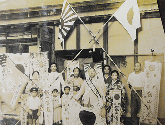 出征前に大井町で撮影された写真。右から４番目が清さん