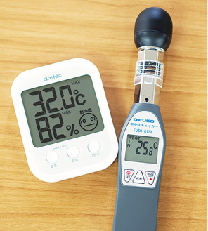 熱中症指数モニター（右）とデジタル温湿時計