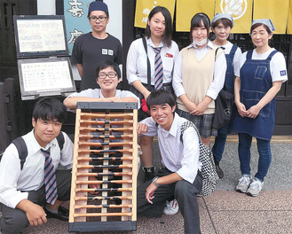 ベンチを寄贈した藤沢工科の生徒と寿庵のスタッフ