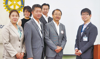 城北ＲＣの実行委員メンバーと福井さん（右）