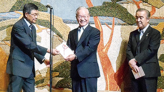 宮崎清支部長（左）から目録が手渡された