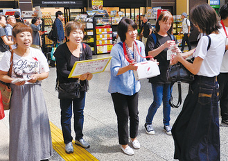 小田原駅自由通路で募金を呼びかけるボランティア＝１日