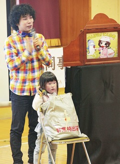 「非常持出袋を用意して」と話すくぼてんきさん（左）