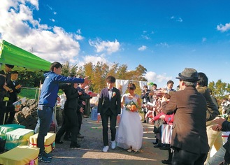 青空のもと、みかん農園で行われた結婚式