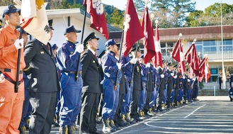 団旗を手に整列する団員、署員（1月10日箱根町）