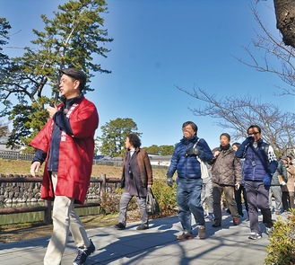 マイクを手に小田原の見どころを案内する加藤市長
