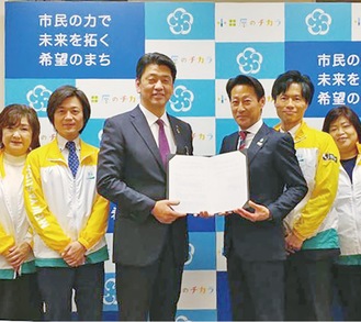 加藤市長（左から３人目）と浅野支社長（同４人目）