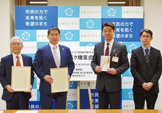 生田久貴社長（中央左）から目録を受け取った加藤市長