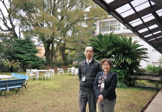 愛着のある中庭に立つ、古矢館長（右）と野村副館長