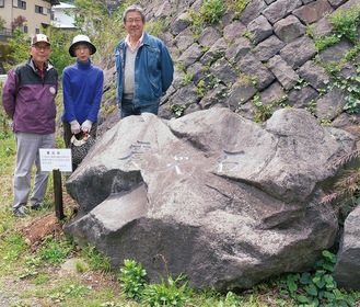 震災石と(左から)内田さん、廣井さん、田中さん
