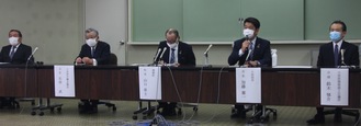 会見に臨んだ（右から）鈴木会頭、加藤市長、山口町長、石田会長、勝俣理事長