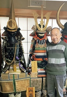 城代家老・森田信宏さん。自宅には自作の甲冑が並ぶ