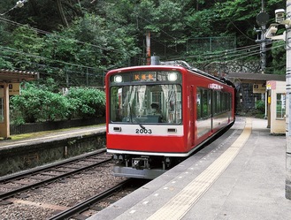 試運転で塔ノ沢駅ホームに進入してくる登山電車（５月14日）