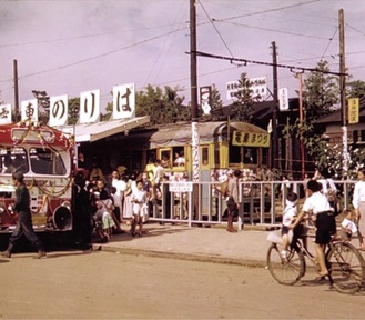 現在の小田原駅東口ロータリー付近にあった市内電車のりば（１９５６年）＝小田原市提供