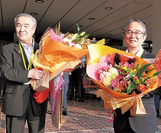花束を手にする加部氏（左）と時田氏