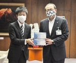 マスクを手渡す青野圭宏支配人（左）