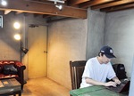 アドレス小田原Ａ邸の共有スペースで、パソコンを使い仕事をする男性