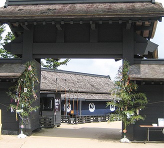 七夕飾りが設置される京口御門（写真は過去のもの）