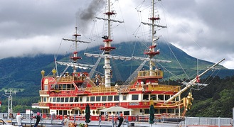 港に停泊する芦ノ湖の海賊船