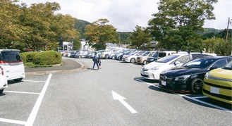 都内ナンバーも見られた芦ノ湖周辺の駐車場（9月19日撮影）
