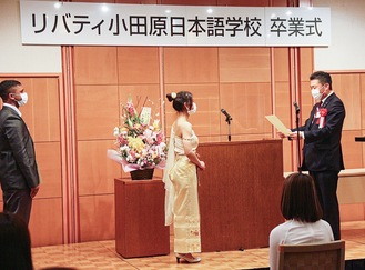 倉田理事長（右）と登壇した卒業生たち