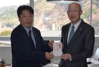 The chairman (left) and Hakone town mayor(right)