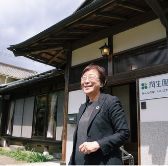 ４月１日開所の「みんなの家 いいざわ」の前で時田理事長