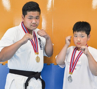 共にメダルを獲得した契斗さん（左）と浩久君