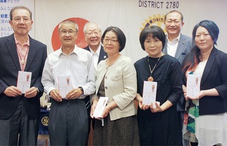 加藤会長（左から３人目）と守屋市長（右から２人目）、子ども食堂の代表者ら