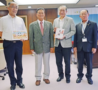 中島校長（左）、菊地さん（左から２人目）、守屋市長（同３人目）、栁下・市教育長