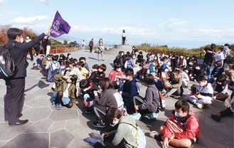 昨年度、代替行事として静岡県の日本平を訪れた酒匂小＝同校提供