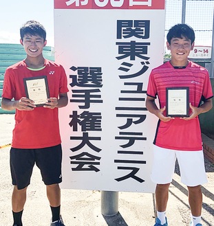 優勝盾を手に笑顔の高橋さん（左）、安藤さん