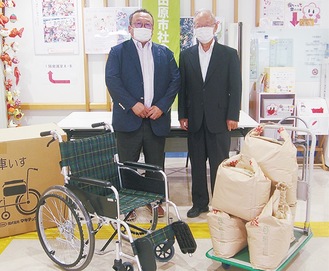 米と車いすを前に並ぶ栗原会長（左）と小野会長