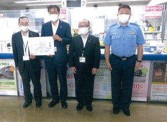 さがみ信用金庫酒匂支店の田村さん（左）、下坂さん（左から２人目）ら