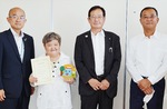 表彰式に出席した亀井さん（中央左）と鈴木さん（右端）
