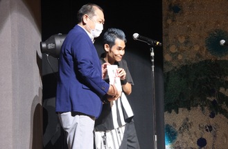 Mizuki Shikimachi, right, gave the inventory to the mayor