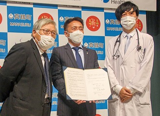 同協会の吉新理事長（左）、松本町長（中央）、葉田理事長