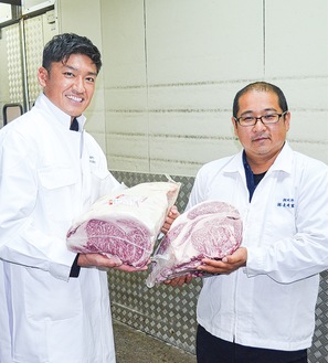 最優秀賞牛の肉を持つ長崎代表（右）と中川専務