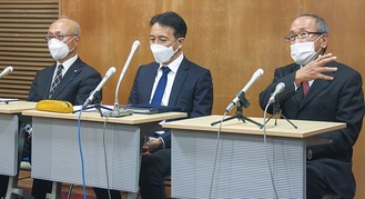 会見に臨んだ（左から）岩本議員、松本氏、青木議員
