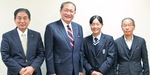 左から大野会長、守屋市長、佐藤心結さん、祖父の義雄さん