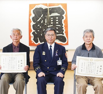 （左から）田中さん、岸消防長、斎藤さん