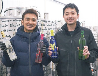 酒蔵でクリスマス限定ボトルと新銘柄を紹介する酒井社長（左）と杜氏の湯浅俊作さん