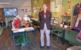 歴史を解説する深澤会長と、館内に並ぶさまざまな展示品
