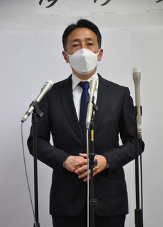 再選後、事務所で記者たちの質問に答える松本氏